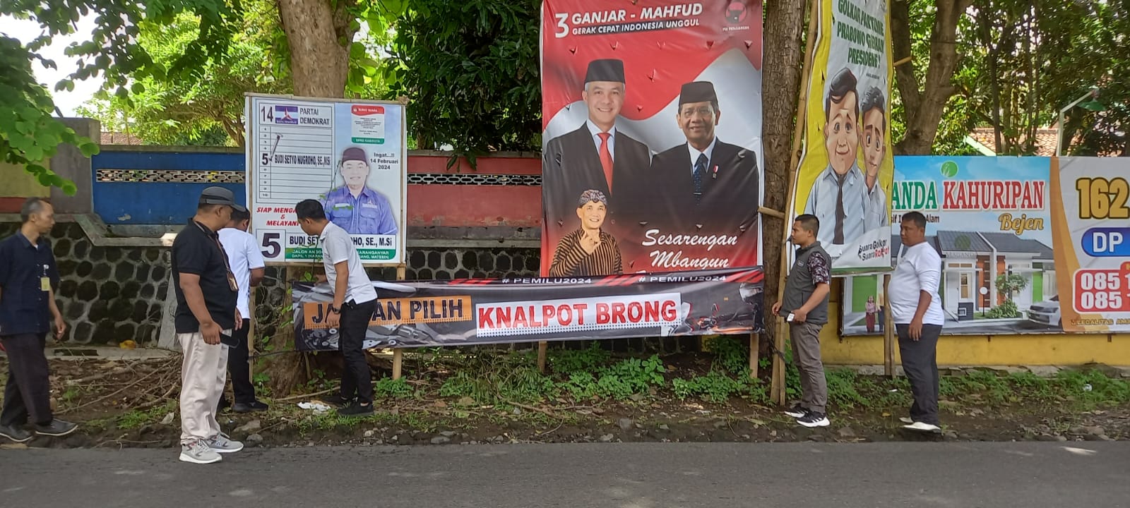 Kegiatan Pelepasan Spanduk Ilegal yang Bernada Provokatif