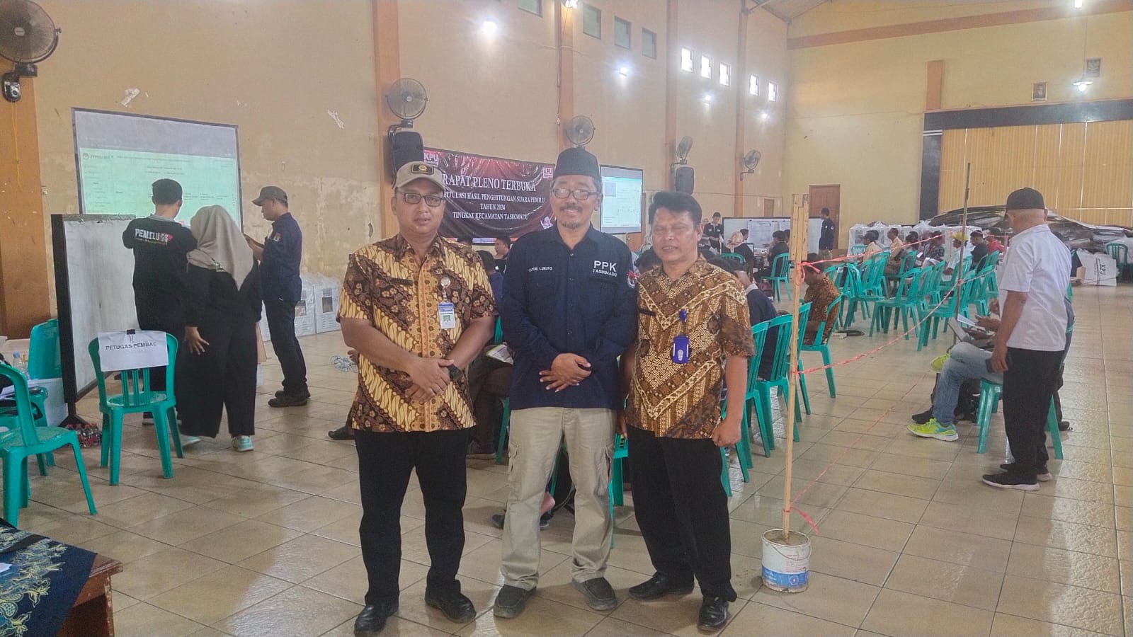 Pemantauan Rapat Pleno Rekapitulasi Penghitungan Suara di PPK Kecamatan Tasikmadu