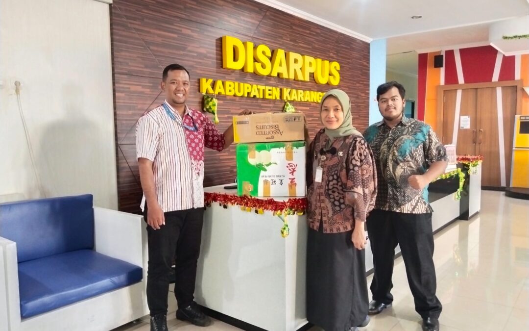 Penyerahan sumbangan buku kepada Dinas Kearsipan dan Perpustakaan Kabupaten Karanganyar